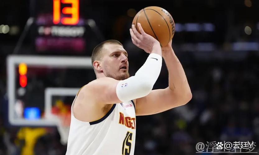 约基奇接默里背后妙传命中三分 约基奇接默里背后妙传命中三分